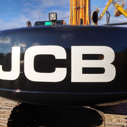 JCB logo atjaunots uzkrāsojot ar poliuritāna krasu. JM CONTROL SIA